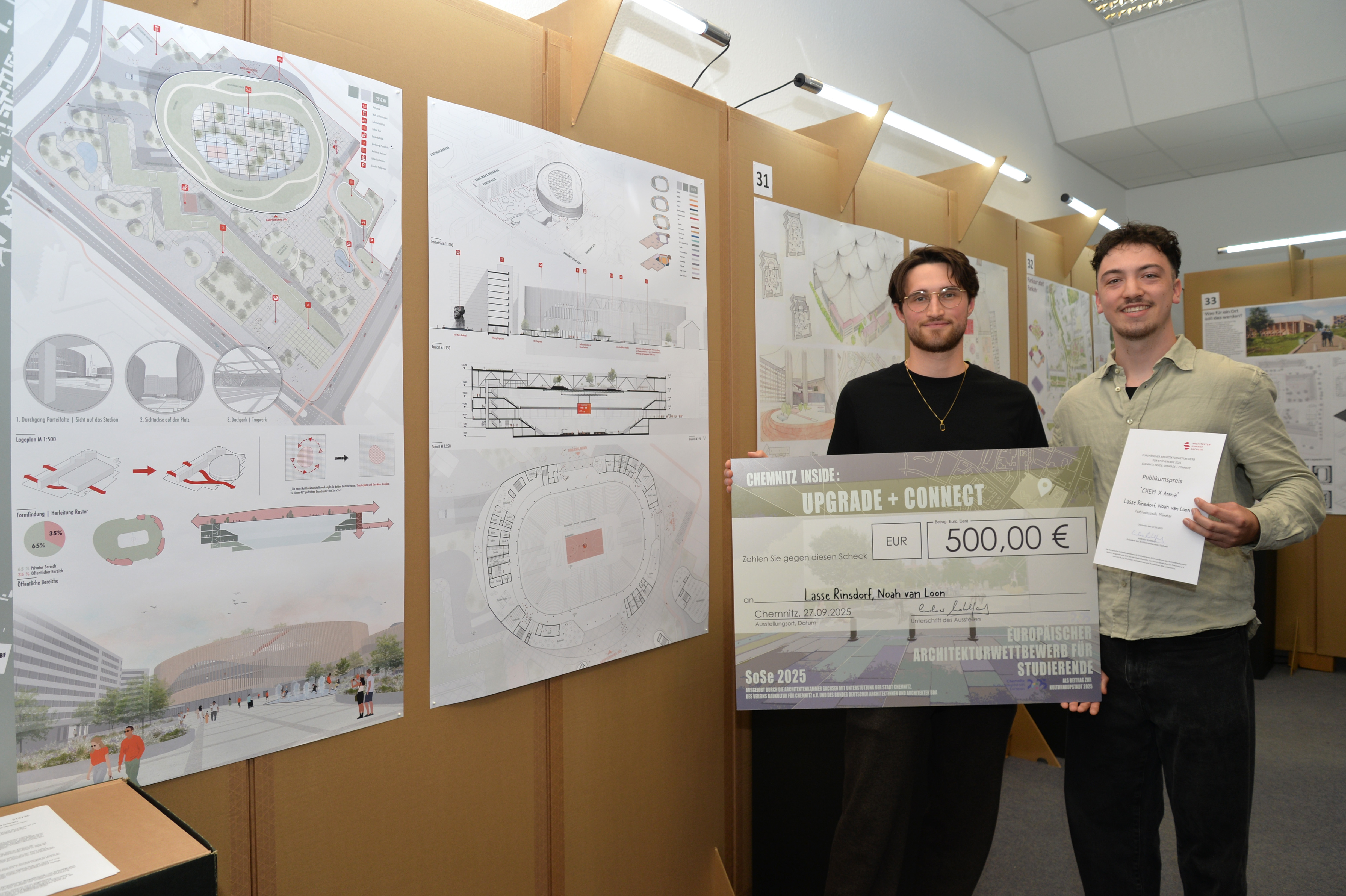 Über den Publikumspreis freuten sich Lasse Rinsdorf und Noah van Loon für ihren Wettbewerbsbeitrag „CHEMX Arena“