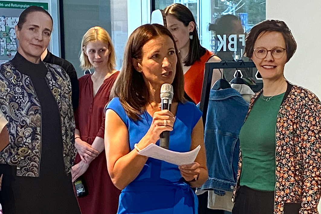 Jana Frommhold, Geschäftsführerin Architektenkammer Sachsen, eröffnete mit vielen weiteren Akteur:innen am 19. Juni die WIA Ausstellung WIR SIND VIELE! im komplett gefüllten ZfBK. Foto: AKS