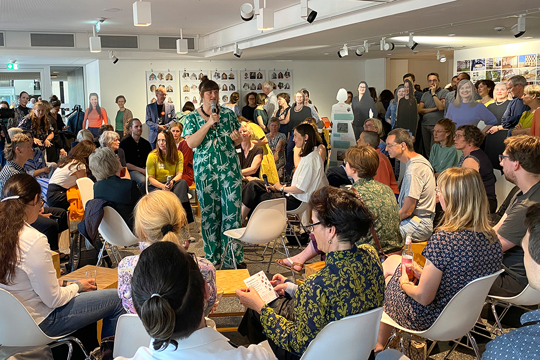 Die Vernissage war gleichzeitig Auftakt des deutschlandweiten WIA Festivals und WIA Opening für Sachsen. Als besonderes Highlight des Abends moderierte Carolin Gerlach die Fishbowl-Diskussion.