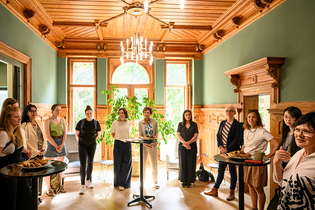 Die ausgebuchte Führung „InnenarchitekTour durch Dresden“ fand am 23. Juni organisiert vom bdia – Bund Deutscher Innenarchitektinnen und Innenarchitekten Sachsen statt. Start des Rundgangs war in der Villa Strehlen, Sitz des Versorgungswerks der AKS…