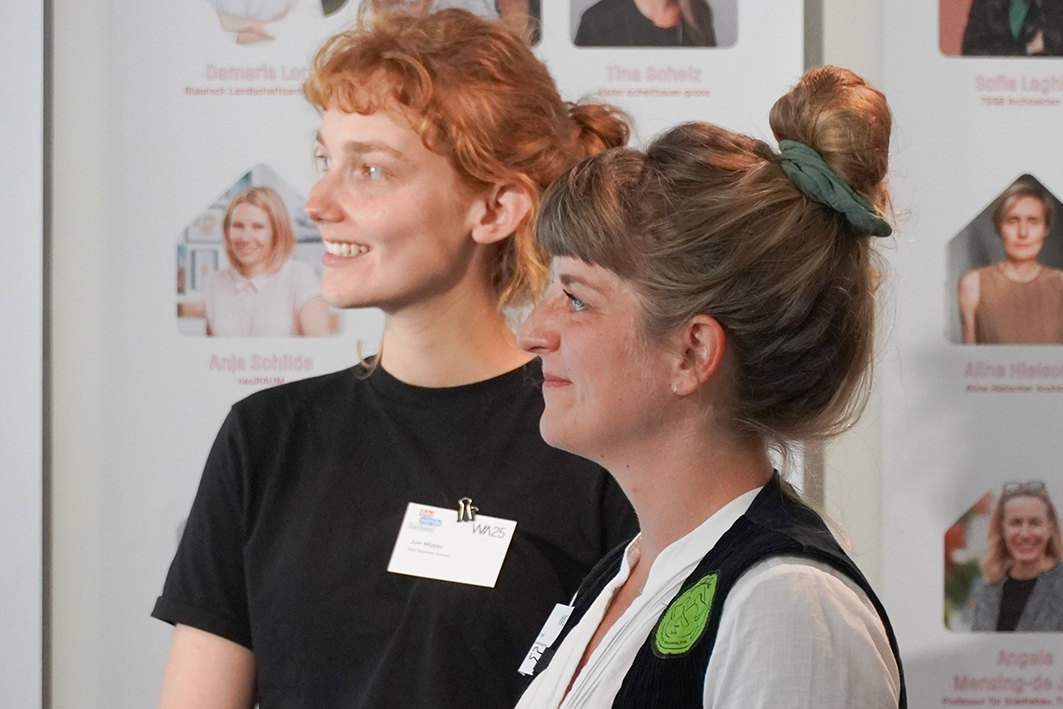 Am 26. Juni folgte der Netzwerkabend „Dreckige Traditionen – Arbeitskultur am Bau“ der Bauwende Sachsen im ZfBK. Im World Café diskutierten Praktiker:innen und Publikum.