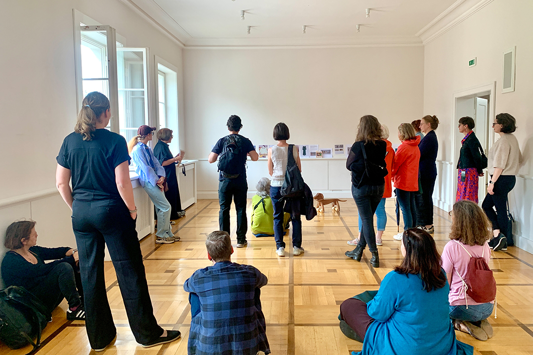 In Kooperation mit dem Deutschen Werkbund Sachsen e.V. reihte sich am 27. Juni die Führung „Designerinnen in Hellerau. Eine Spurensuche“ in das Programm ein.