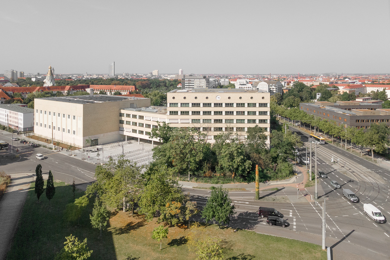 Johanna-Moosdorf-Schule an der Prager Spitze in Leipzig von Schulz und Schulz Architekten GmbH und r + b landschaft s architektur rossa rossa-banthien Landschaftsarchitekten PartGmbB (Foto: Gustav Willeit) Johanna-Moosdorf-Schule an der Prager Spitze in Leipzig von Schulz und Schulz Architekten GmbH und r + b landschaft s architektur rossa rossa-banthien Landschaftsarchitekten PartGmbB