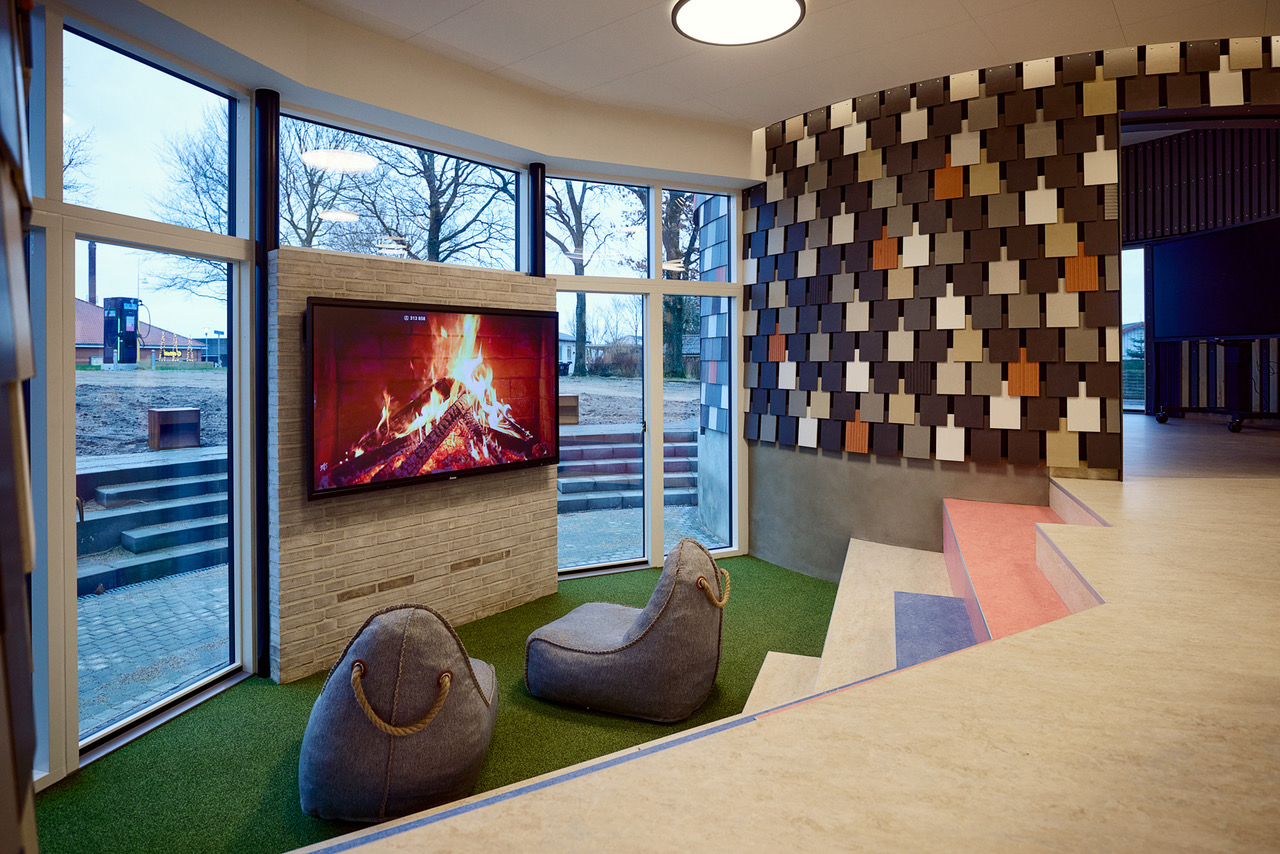 Erweiterung der Struer Fri Fagskole in Dänemark – Nachhaltige Schulbaukunst mit Upcycling-Fassaden von MNT Arkitekter, Struer/Dänemark (Foto: MNTarkitekter.dk/Anders Trærup) Erweiterung der Struer Fri Fagskole in Dänemark – Nachhaltige Schulbaukunst mit Upcycling-Fassaden von MNT Arkitekter, Struer/Dänemark