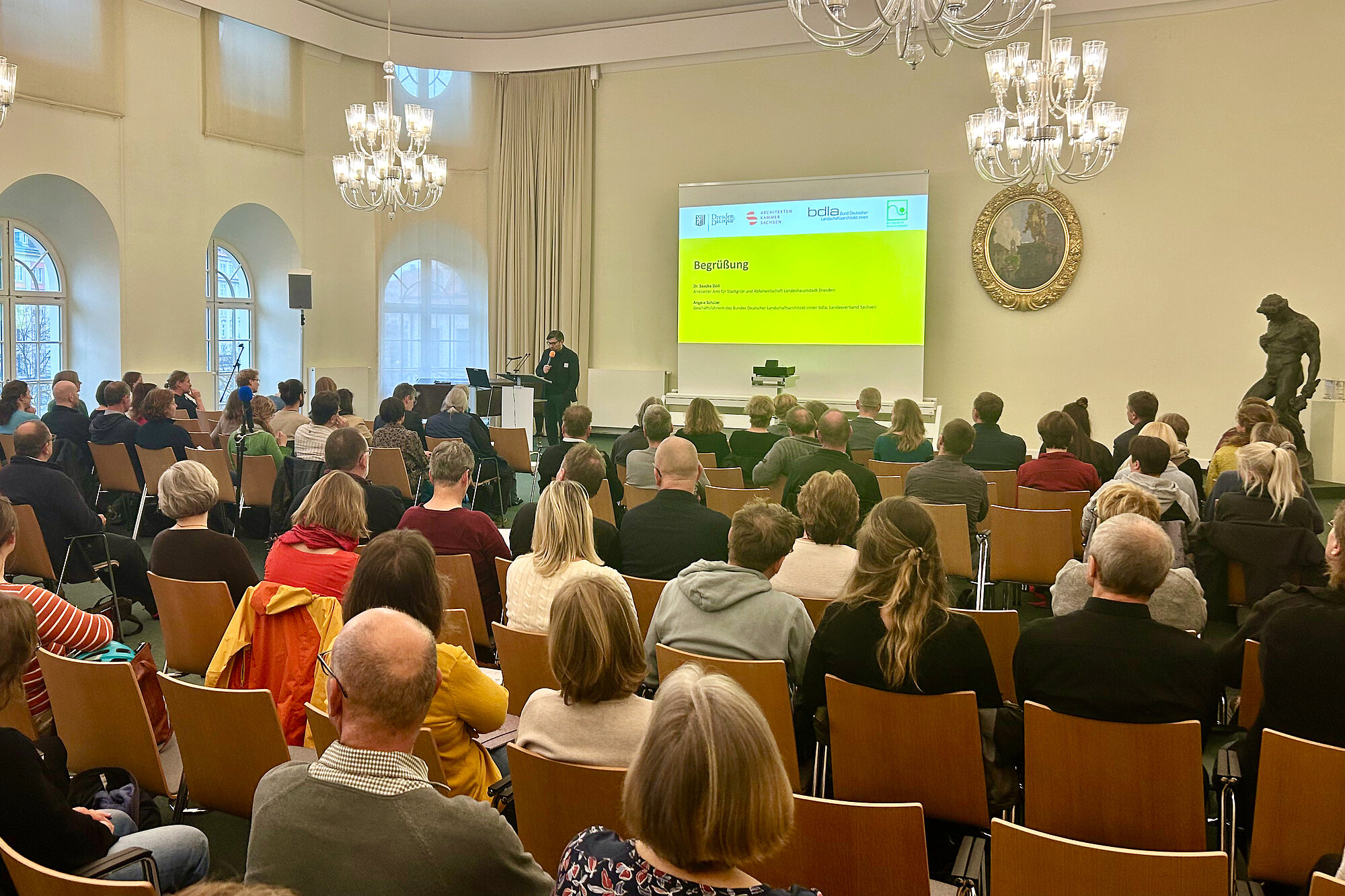 Dr. Sascha Döll, Amtsleiter des Amtes für Stadtgrün und Abfallwirtschaft Dresden, eröffnete das 29. Forum Stadtgrün Dresden im Stadtmuseum mit einem Grußwort. (Architektenkammer Sachsen) Dr. Sascha Döll, Amtsleiter des Amtes für Stadtgrün und Abfallwirtschaft Dresden, eröffnete das 29. Forum Stadtgrün Dresden im Stadtmuseum mit einem Grußwort.