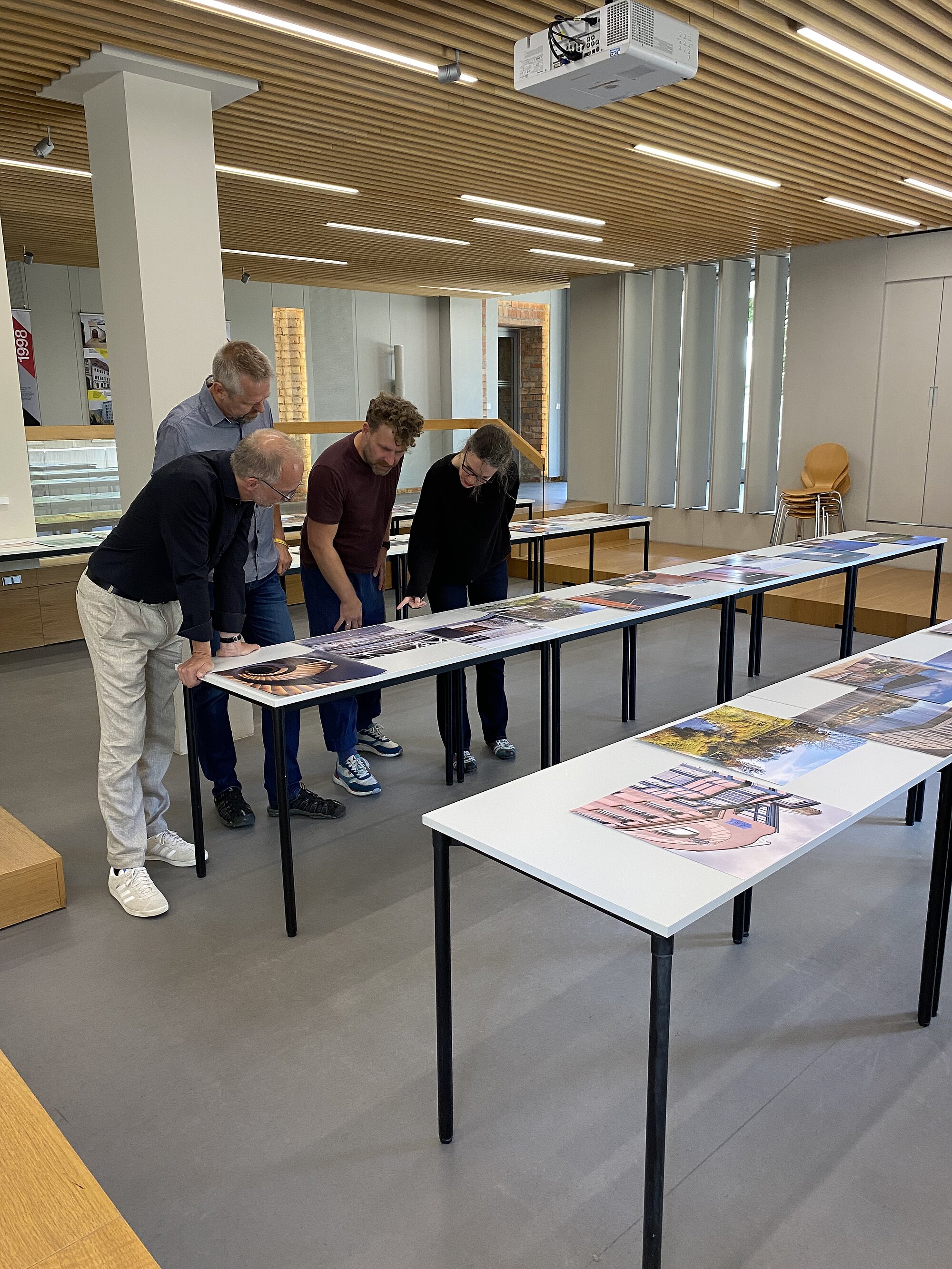 Die Jury (v.l. Dipl.-Ing. Andreas Wohlfarth, Freier Architekt und Präsident der Architektenkammer Sachsen; Dipl.-Ing. Henning Seidler, Freier Garten- und Landschaftsarchitekt; Fabian Onneken M.Sc., Freier Architekt; Dr. Turit Fröbe, Architekturhistorikerin und Urbanistin) bei der Auswahl für den Kalender 2026. (Architektenkammer Sachsen) Die Jury (v.l. Dipl.-Ing. Andreas Wohlfarth, Freier Architekt und Präsident der Architektenkammer Sachsen; Dipl.-Ing. Henning Seidler, Freier Garten- und Landschaftsarchitekt; Fabian Onneken M.Sc., Freier Architekt; Dr. Turit Fröbe, Architekturhistorikerin und Urbanistin) bei der Auswahl für den Kalender 2026.