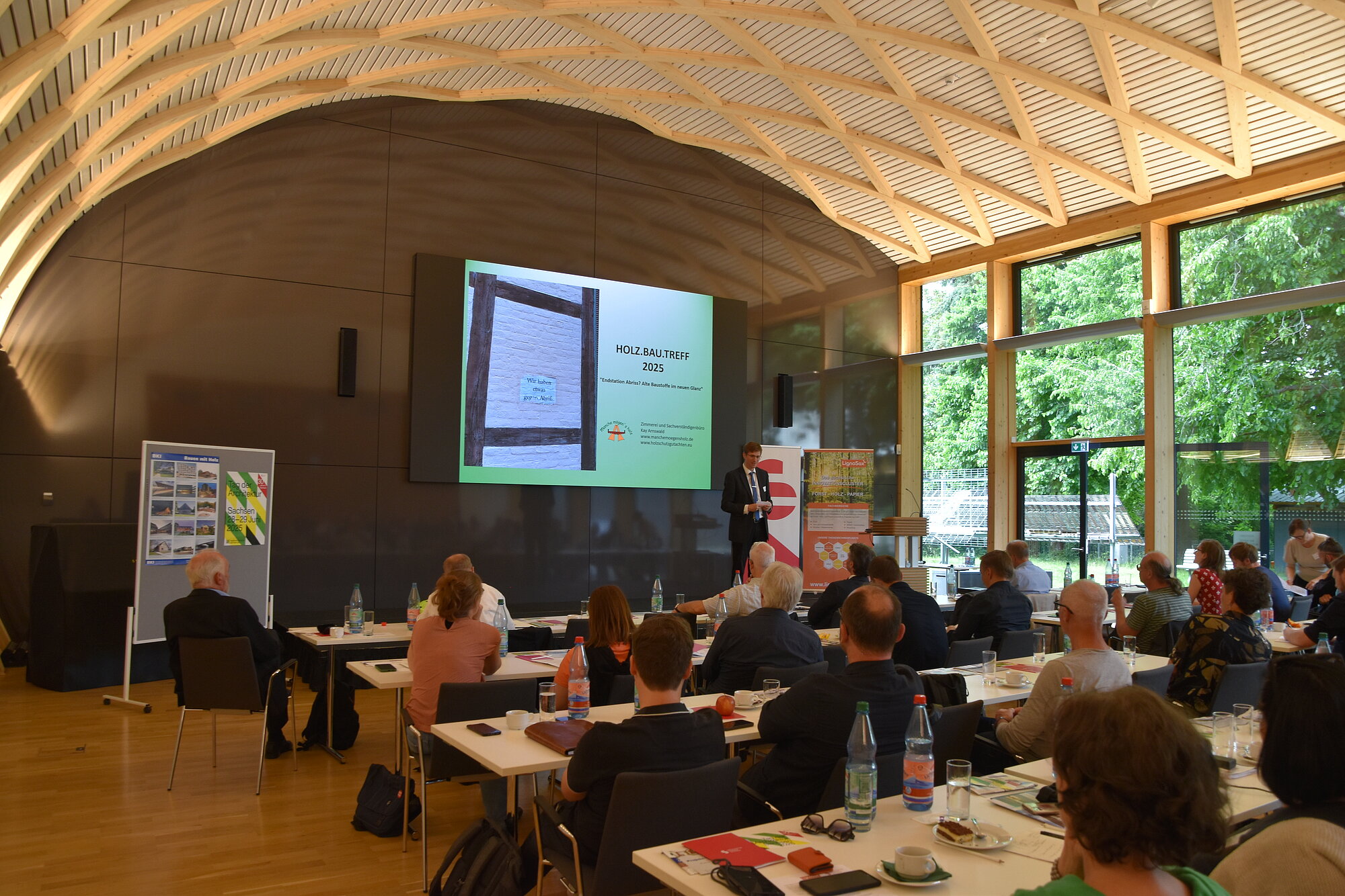 Den Holz.Bau.Treff Sachsen veranstalten Architektenkammer Sachsen und LignoSax e.V. regelmäßig im Institut für Holztechnologie Dresden. (Architektenkammer Sachsen) Den Holz.Bau.Treff Sachsen veranstalten Architektenkammer Sachsen und LignoSax e.V. regelmäßig im Institut für Holztechnologie Dresden.