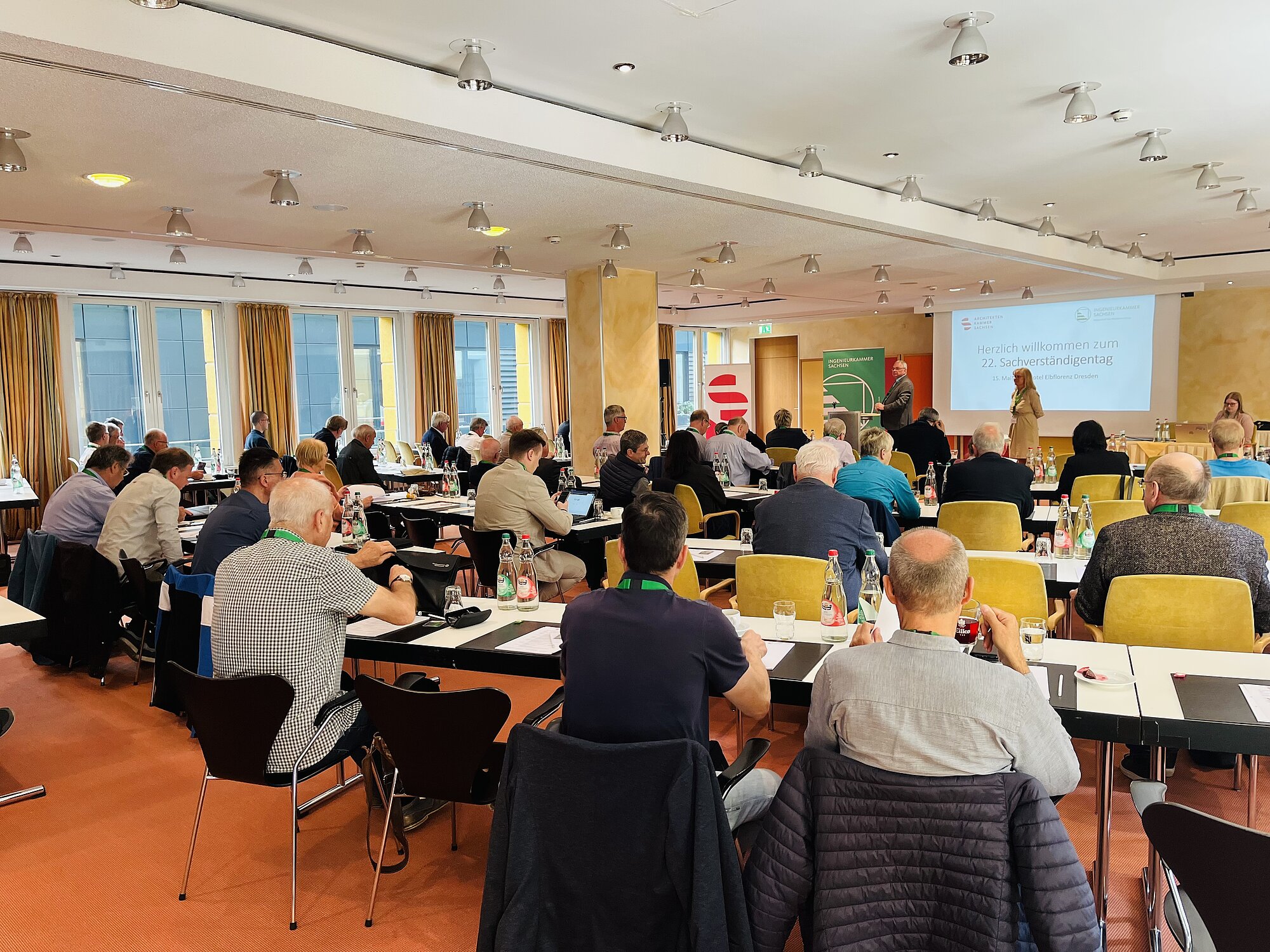 Rund 90 Teilnehmende erlebten einen ausgebuchten 22. Sachverständigentag 2025 mit aktuellen Impulsen und intensivem kollegialem Austausch in Dresden. (Architektenkammer Sachsen) Rund 90 Teilnehmende erlebten einen ausgebuchten 22. Sachverständigentag 2025 mit aktuellen Impulsen und intensivem kollegialem Austausch in Dresden.